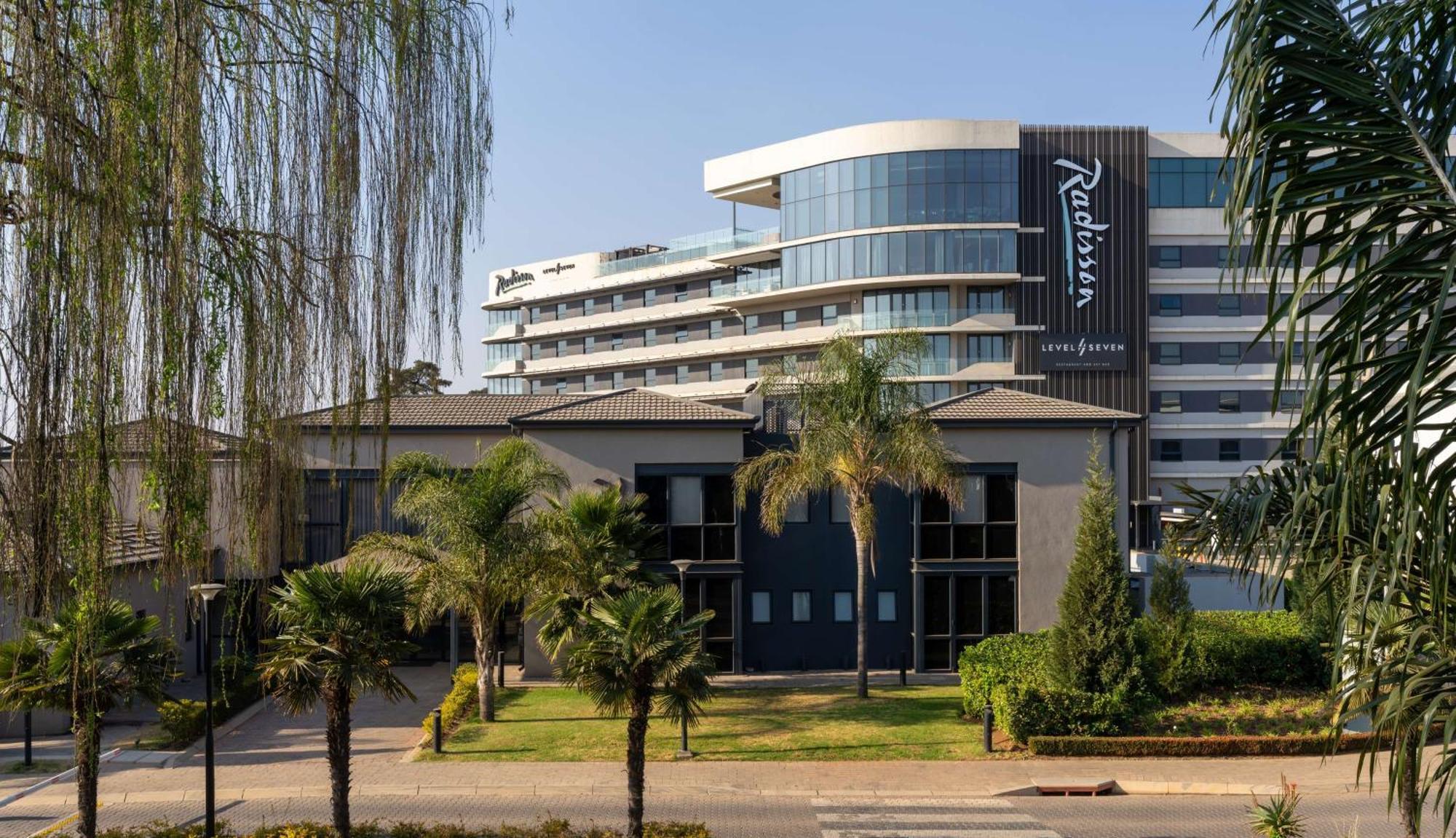 Radisson Hotel And Convention Centre Or Tambo Airport Johannesburgo Exterior foto